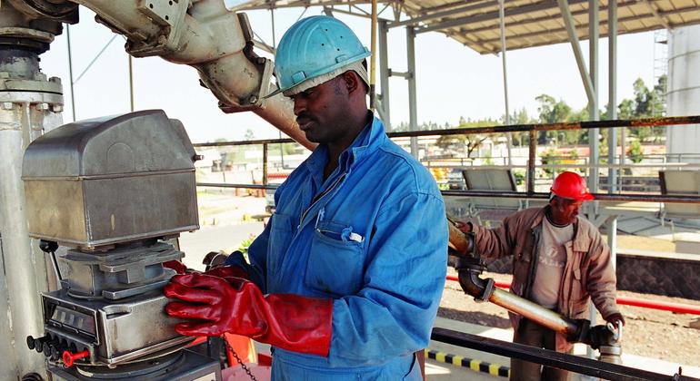 工人在埃塞俄比亚的一家工业园区内进行作业。